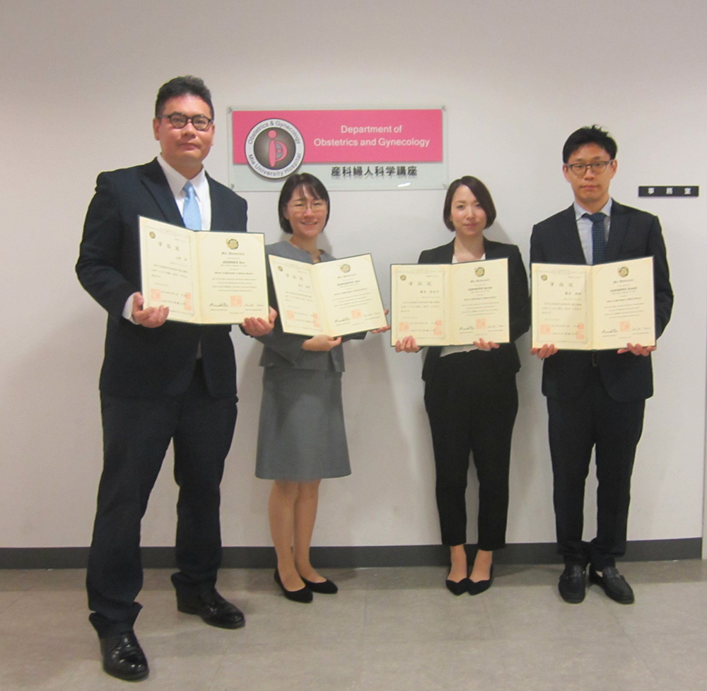 学位記授与式が執り行われました博士学位取得者(7名)